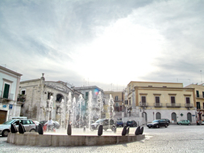 Foto Canosa di Puglia: Fontana in Piazza della Repubblica