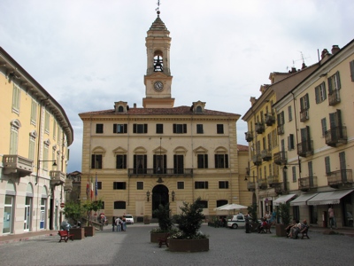 Foto Ivrea: Municipio e Piazza Vittorio Emanuele
