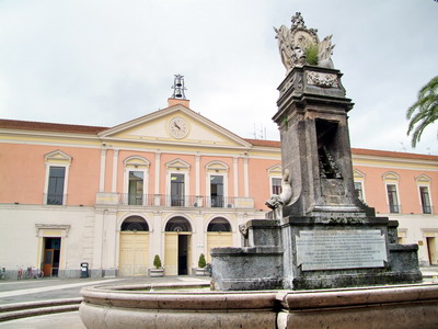 Foto Marcianise: Piazza Umberto I con fontana settecentesca