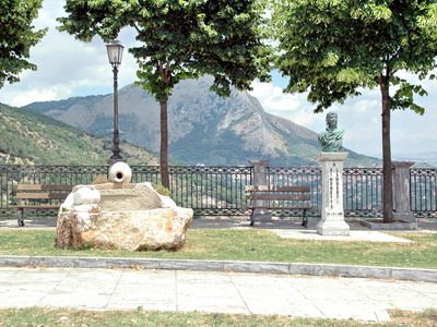 Foto Cautano: Monumento a Simonetta Lamberti