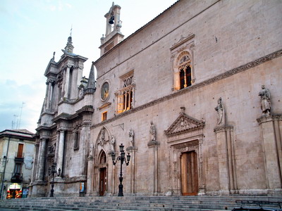 Foto Sulmona: Virgin Mary's Assumption Church and Palazzo