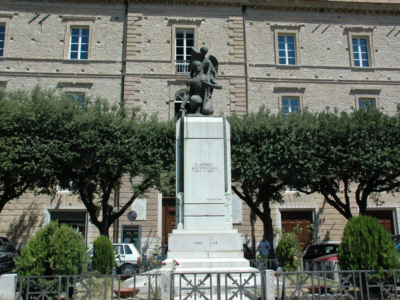 Foto Larino: Palazzo Ducale e Monumento ai Caduti