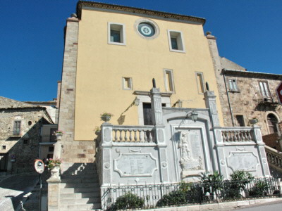 Foto Pietracatella: Monumento ai Caduti con Chiesa di San Giovanni