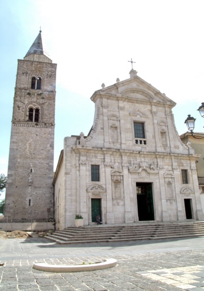 Foto Melfi: Cattedrale di Santa Maria Assunta con Campanile