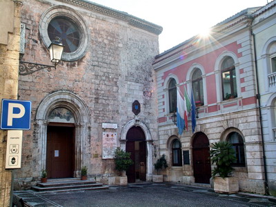 Foto Isernia: Town Hall & St. Francis Church
