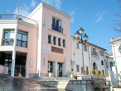 Foto Rionero Sannitico: Municipio e Monumento ai Caduti