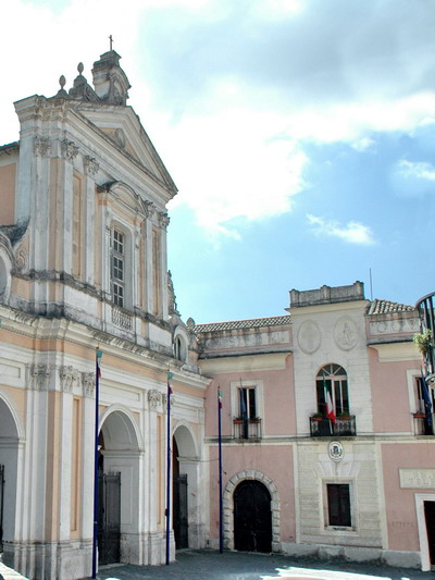Foto Montesarchio: Chiesa di San Francesco e Municipio