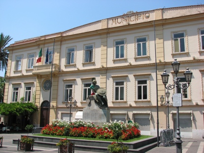Foto Sant'Agnello: Municipio e Monumento ai Caduti