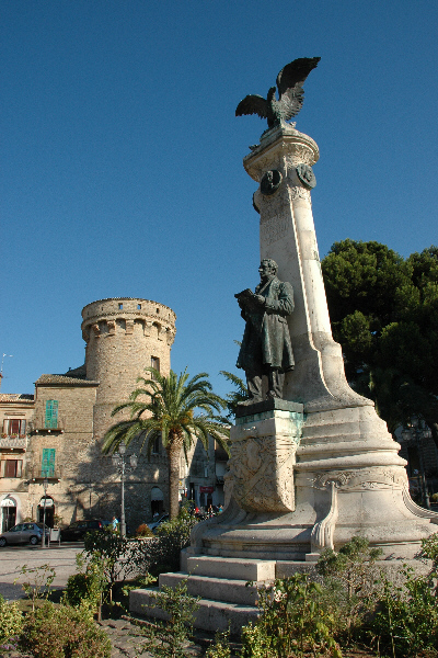 Foto Vasto: Monumento a Gabriele Rossetti e Torre di Bassano